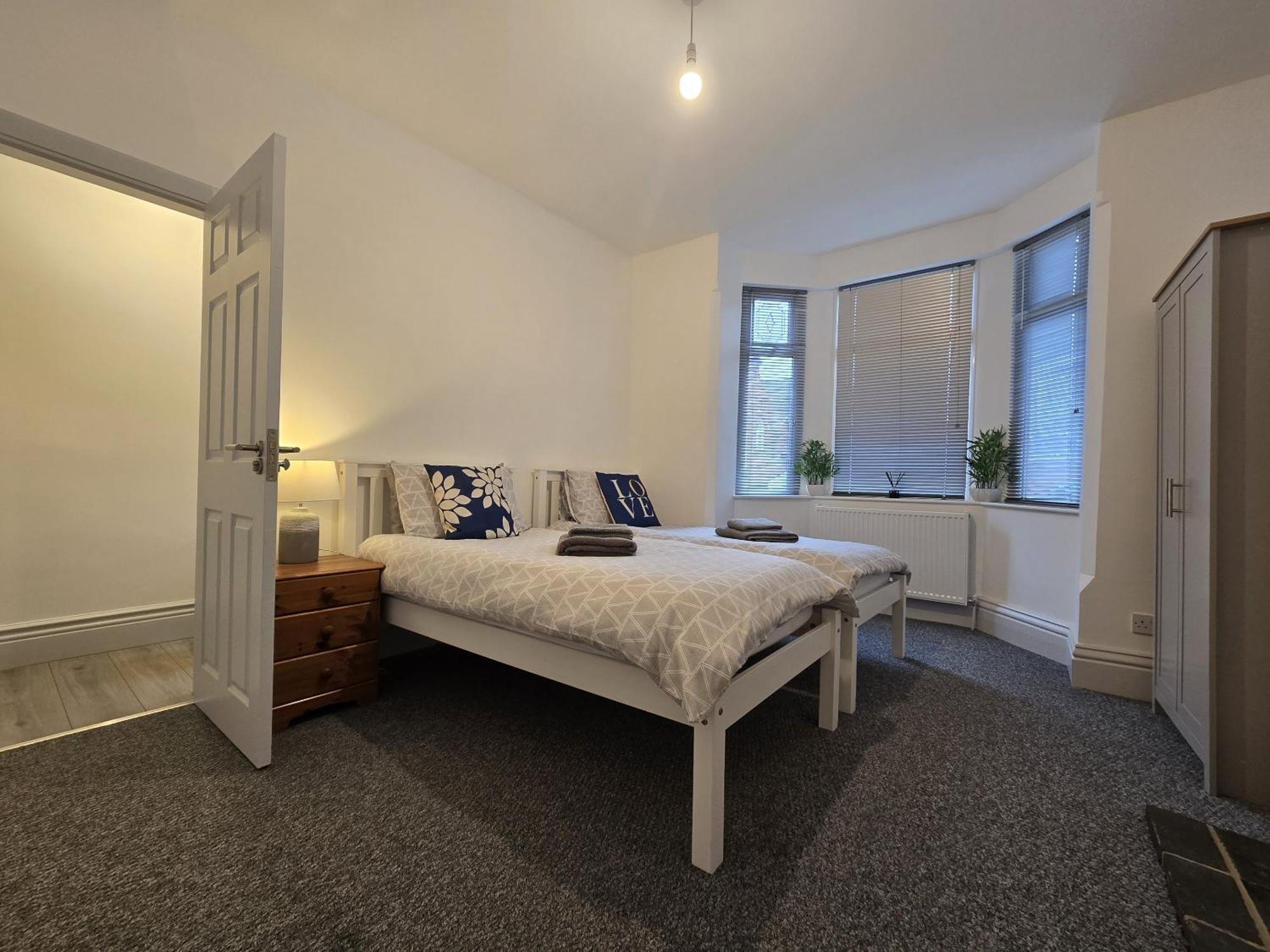 Villa Warburton House, Newark - Walking Distance From North Gate Train Station & Market Place Extérieur photo