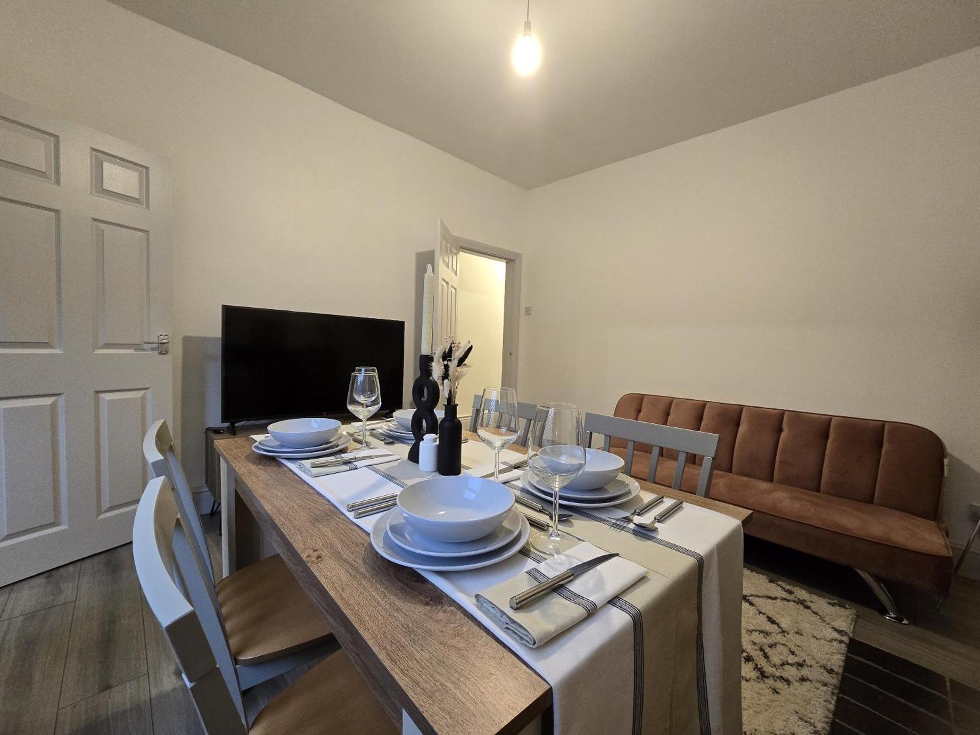 Villa Warburton House, Newark - Walking Distance From North Gate Train Station & Market Place Extérieur photo