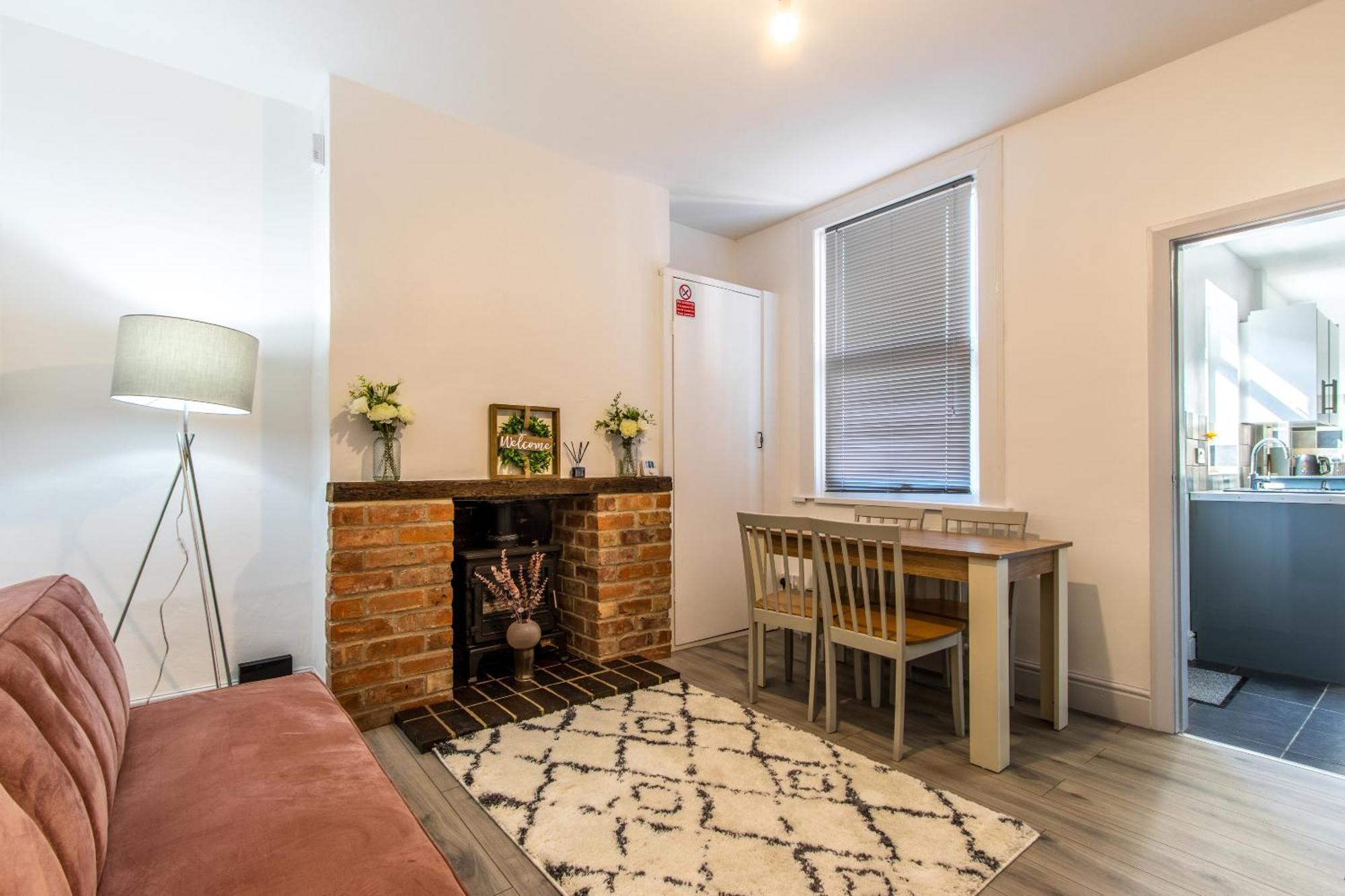 Villa Warburton House, Newark - Walking Distance From North Gate Train Station & Market Place Extérieur photo