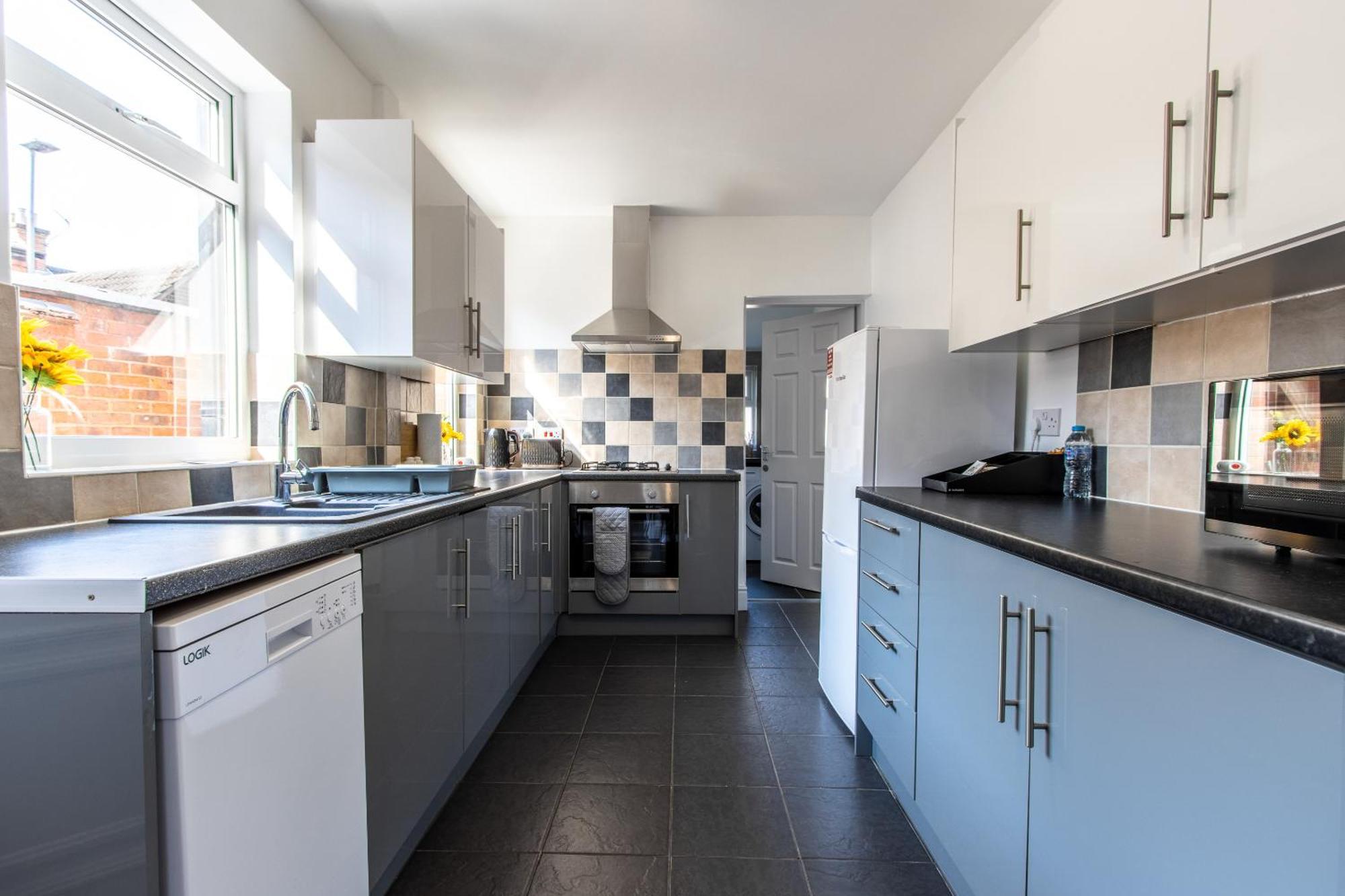 Villa Warburton House, Newark - Walking Distance From North Gate Train Station & Market Place Extérieur photo